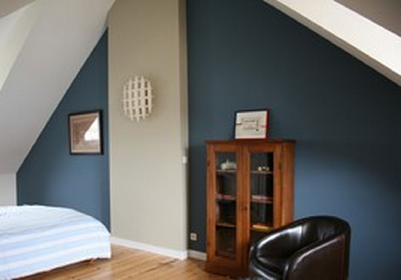 Une chambre masculine en bleu byzance